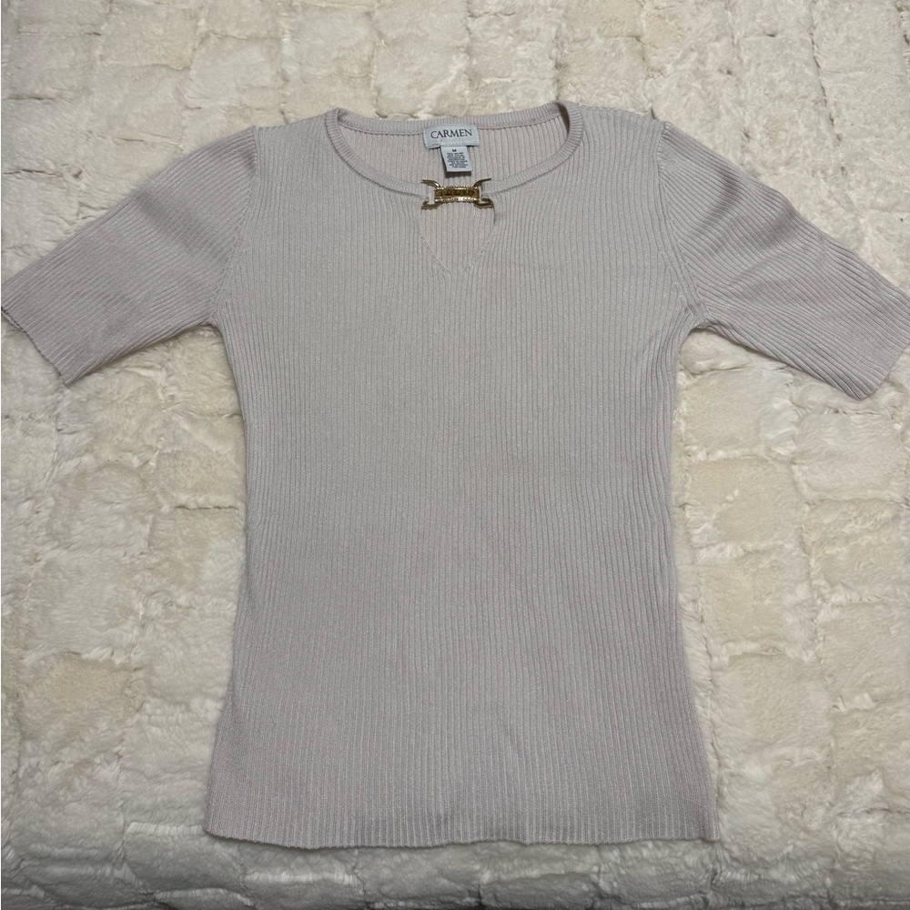 Carmen Light Gray Ribbed Short Sleeve Top with Gold Accent